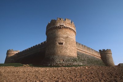 Aşağıdan Üç Köşe kuleleri ve çevre duvarları by Spanish School