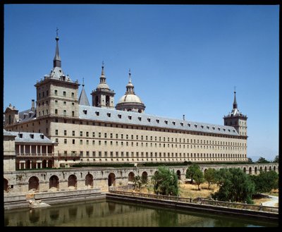 Manastırın ve Kraliyet Koltuğunun görünümü by Spanish School