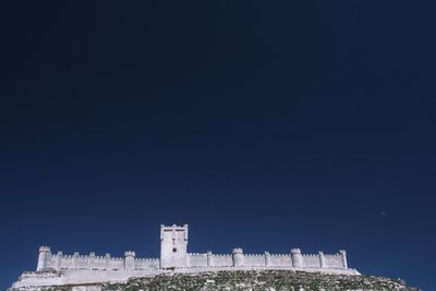 Duero nehri vadisinden kalenin görünümü by Spanish School
