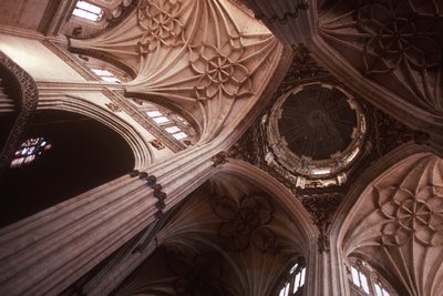 Transept geçişte tavanın görünümü by Spanish School