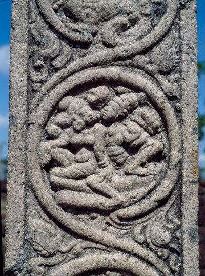 Budist tapınağının bir sütununun kabartması by Sri Lankan