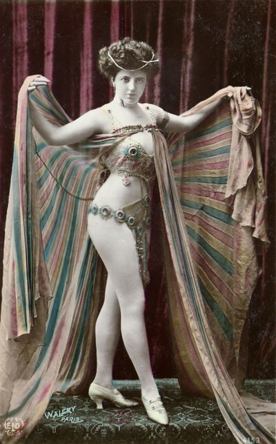 Doğulu bir dansçıyı gösteren kartpostal (renkli fotoğraf) by Stanislaus Walery