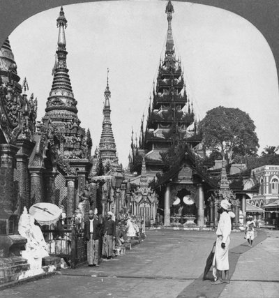 Güney yükseliş platformu boyunca, Shwedagon Pagoda, Rangoon, Burma, 1908 by Stereo Travel Co