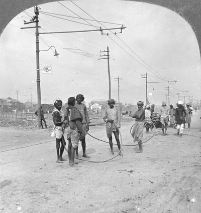 Ağır bir yük çekmek üzere olan adamlar, Rangoon, Burma, 1908 by Stereo Travel Co