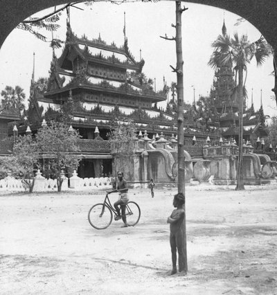 Queens Altın Manastırı, Mandalay, Burma, 1908. by Stereo Travel Co