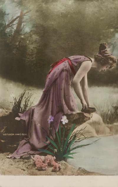 Bir gölete bakan kadın (renkli fotoğraf) by Studio Reutlinger