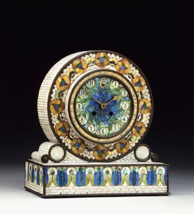Bronz montajlı mozaik Favrile cam şömine saati, 20. yüzyıl (bronz, mozaik, Favrile cam) by Studios Tiffany