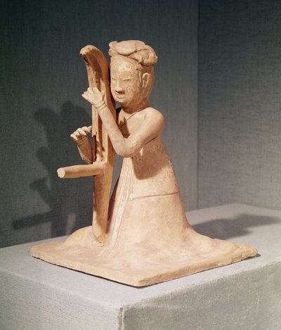 Oturan müzisyen arp çalıyor (boyalı pişmiş toprak) by Sui Dynasty Chinese School