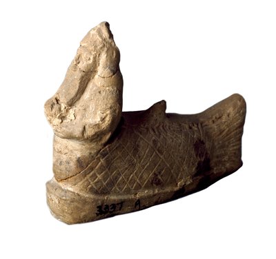 Sümer uygarlığı: Bir evin temellerinin altına yerleştirilmiş, balık adam şeklinde, pişmiş topraktan koruyucu cin heykelciği. MÖ 8-7 yy. karartmak 12x9.7 cm Bağdat, Ulusal Irak Müzesi by Sumerian Sumerian
