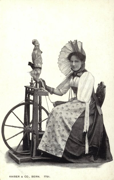 Bir çıkrık oturan kadın by Swiss Photographer