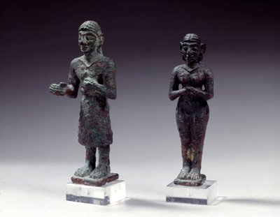İbadet edenlerin ve tanrıçanın bronz heykelcikleri, MÖ 2300-2000 yılları arasında Suriye