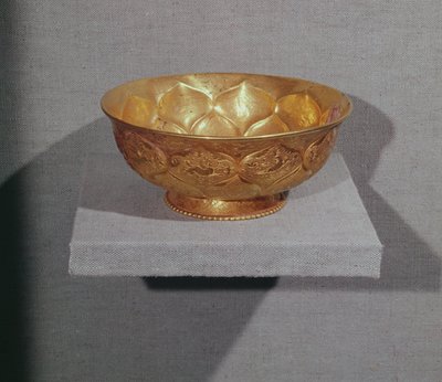 Kabartmalı lotus yapraklarıyla süslenmiş kase (altın) by Tang Dynasty Chinese School