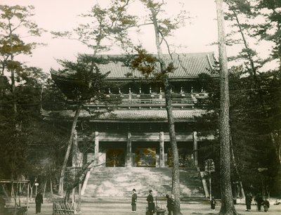 Chion-in Budist tapınağı kapısı, Higashiyama bölgesi, Kyoto, 1900 - 1915 civarı (fotoğraf) by Teijiro Takagi