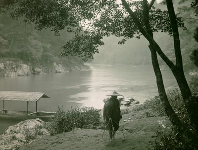 Hozu Nehri kıyısında balıkçı, Arashiyama bölgesi, Kyoto 1900 - 1915 civarı (fotoğraf) by Teijiro Takagi