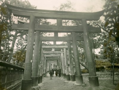 Inari Kyoto tapınağındaki Torii, 1900 - 1915 civarı (fotoğraf) by Teijiro Takagi