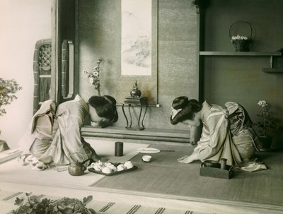 Çay seremonisinden önce birbirlerini selamlayan geleneksel kıyafetli iki Japon kadın, 1900 - 1915 civarı (fotoğraf) by Teijiro Takagi