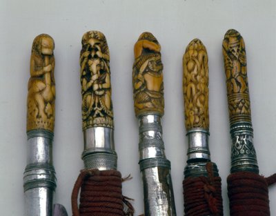 Süs Bıçağı ve Kılıç Sapları, Kuzey Tayland (gümüş ve fildişi) by Thai