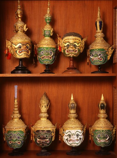 Khon tiyatrosu için maskeler (seramik ve metal) by Thai School