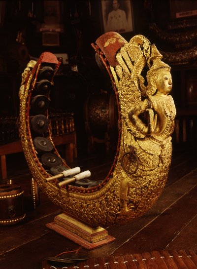Zengin bir şekilde dekore edilmiş Khong Mon (ahşap ve metal) by Thai School