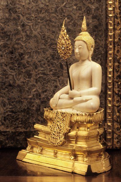 Zaferin Efendisi (fildişi ve altın) by Thai School