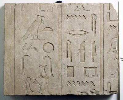 Bir hiyeroglif yazıt parçası, 25.-26. Hanedan, MÖ yaklaşık 715-525 (kireçtaşı) by Third Intermediate Period Egyptian