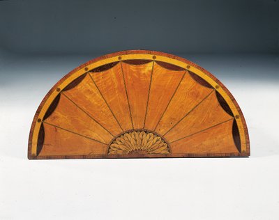George III kakma işi yarı-lune komodin, c.1760-79 (saten ağacı, amaranth ve lale ağacı) by Thomas (attr.to) Chippendale