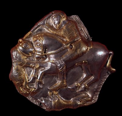 Trakya uygarlığı: Bir ayı tarafından saldırıya uğrayan bir biniciyi temsil eden altın gümüş aplik. 400-350 M.Ö. Lovtch, Tarih Bölümü Müzesi, Bulgaristan by Thracian Thracian