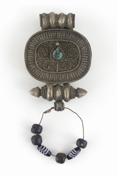 Muska kılıfı (Gau) (gümüş, cam boncuklar ve turkuaz) by Tibetan School