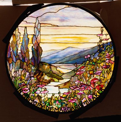 Gün batımı ve dağların olduğu pencere, Tiffany Studios, c.1900 by Tiffany Studios