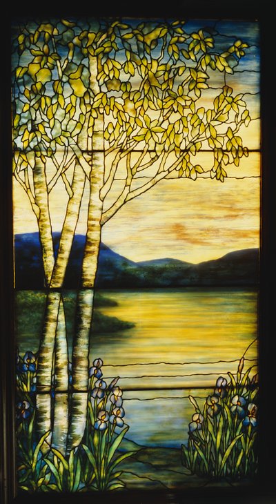 Ön planda huş ağaçları ve süsen (kurşunlu ve kazınmış vitray) ile su boyunca uzak bir görünümün peyzaj penceresi by Tiffany and Company