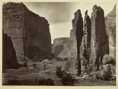 Cañon de Chelle, Grand Cañon Duvarları, yaklaşık 1200 fit yüksekliğinde, 1873 by Timothy OSullivan
