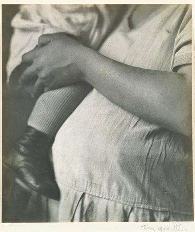 çocuklu kadın by Tina Modotti