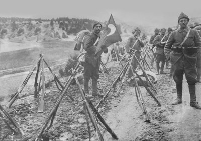 Duran Türk Piyade Kolonu, c.1914-15 by Turkish Photographer
