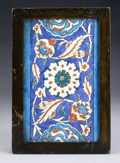 Ortası sarmal palmet ve yapraklı asma arasında çiçekli bir İznik bordür çini, c.1570 (seramik) by Turkish School