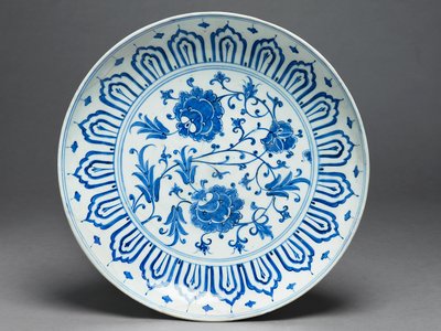 Çanak, İznik, Türkiye, c.1575 (sır altı mavi taş macunu) by Turkish School