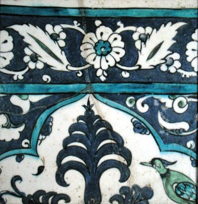 Çiçek desenli ve bordürlü İznik çini (renkli sırlı toprak kap) by Turkish School