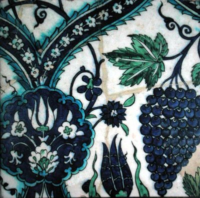 İznik çini çiçekli ve üzüm salkımı (renkli sırlı çömlek) by Turkish School