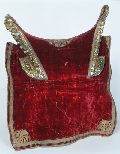 Eyer (altın işlemeli ahşap ve kadife) by Turkish School