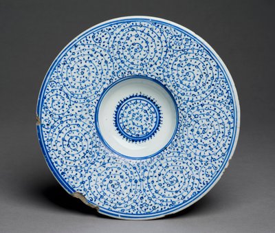 Tondino Çanak, İznik Haliç malı, Türkçe, c.1535-45 (sır altı mavi taş hamuru) 88; ayrıca bkz. 117758; by Turkish School
