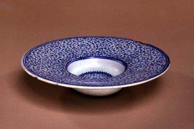 Tondino çanak, İznik Haliç malı, Türk, c.1535-45 (sır altı mavi taş hamuru) by Turkish School