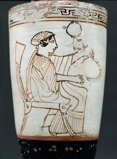 Çelenk ören bir kadını betimleyen tavan arası beyaz zemin lekythos, MÖ 475-420 dolayları (çömlek) by Tymbos Painter