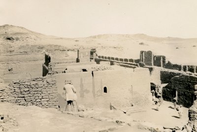 Aziz Simeon Manastırı, alt terasa doğru bakış, Asvan, Mısır, Ugo Monneret de Villard sırtı kameraya dönük olarak ayakta duruyor, fotoğraf Ugo Monneret de Villard by Ugo Monneret de Villard