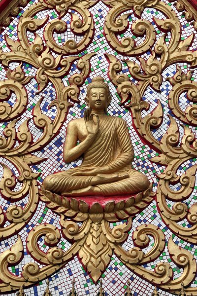 20151102, Vang Vieng, Laos : Altın kabartmalarla süslenmiş giriş kapısı. Buda Öğretimi, Buda