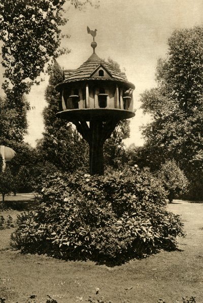 Bir Dovecote - Bute Dowager Markizinin bahçesinde, St. Johns Lodge, Regents Park, 1920. by Unbekannt