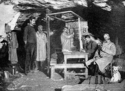 Bir mağarada bir Fransız telefon direği, Fransa, I. Dünya Savaşı, 1915 by Unbekannt