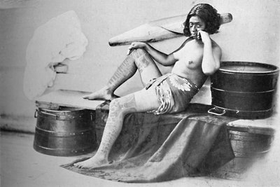 Bacaklarının alt kısmı tamamen dövmeli bir Marquesa kadını, 1902 by Unbekannt