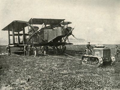 Küçük Bir Motorlu Traktör Büyük Bir R.A.F. Bombalama Makinesi Pozisyona..., 1919. by Unbekannt
