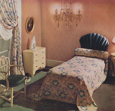 Vantona Court yatak örtüsü bu yatak odasına lüks bir hava katıyor, 1942 by Unbekannt