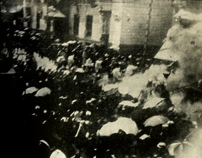 İspanya kral ve kraliçesinin düğün gününde bir bomba patlar, Madrid, 1906, 1910. by Unbekannt
