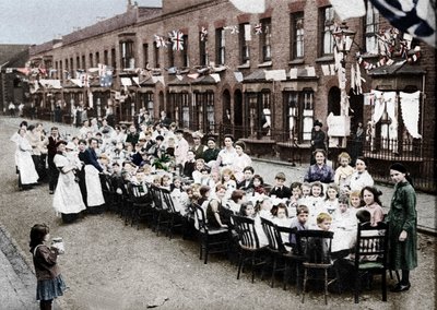Londra'da bir East End Caddesi'nde Versay Antlaşması'nı kutlamak için bir çocuk çay partisi by Unbekannt